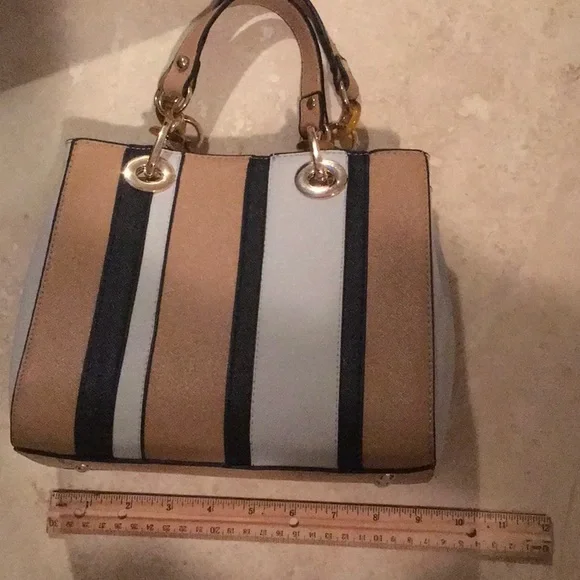 Cute Handbags with crossbody strap. - Picture 2 of 9